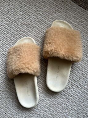 Jenni Kayne Plush Shearling Slide Sandals in Camel/Tan